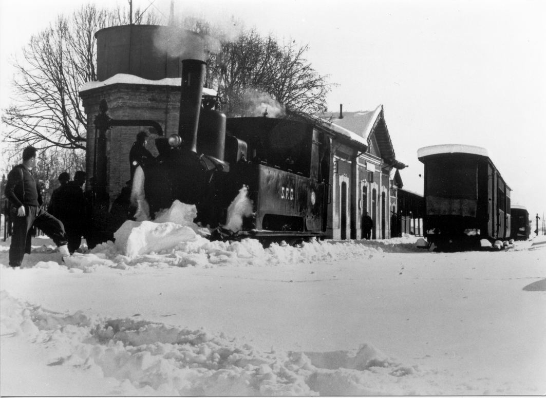 Stazione di Llagostera durante la nevicata di 1962. Foto appartenente all'Archivio municipale di Sant Feliu de Guíxols, autore j. Vall-llosera.