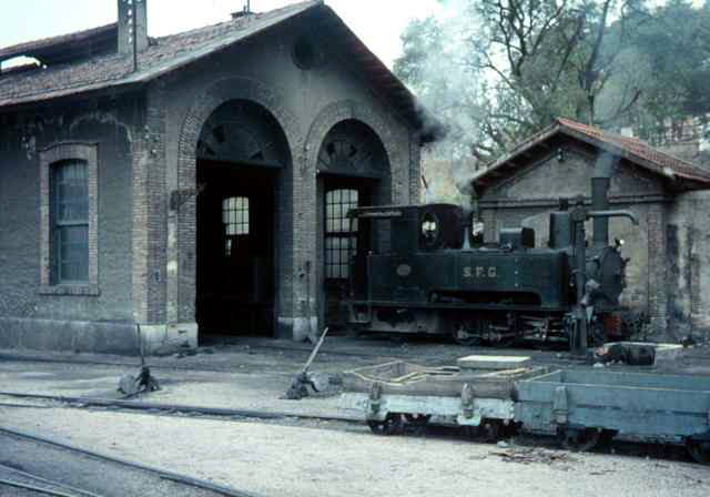 Cocheras de las locomotoras con la SFG6 en su puerta